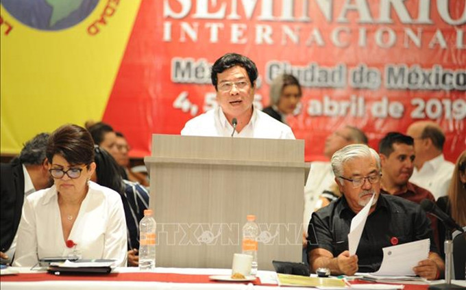 El vicedirector de la Academia Política Nacional Ho Chi Minh, Nguyen Viet Thao, interviene en el seminario. (Fotografía: VNA)