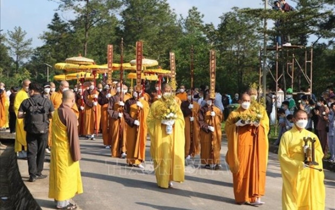  Los restos del maestro zen Thich Nhat Hanh son trasladados al Parque Eterno. (Fuente: VNA)
