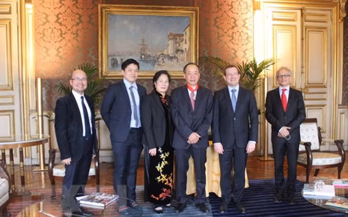 El embajador de Hanói acreditado París, Nguyen Thiep (tercero desde la derecha) en el acto. (Fotografía: VNA) 