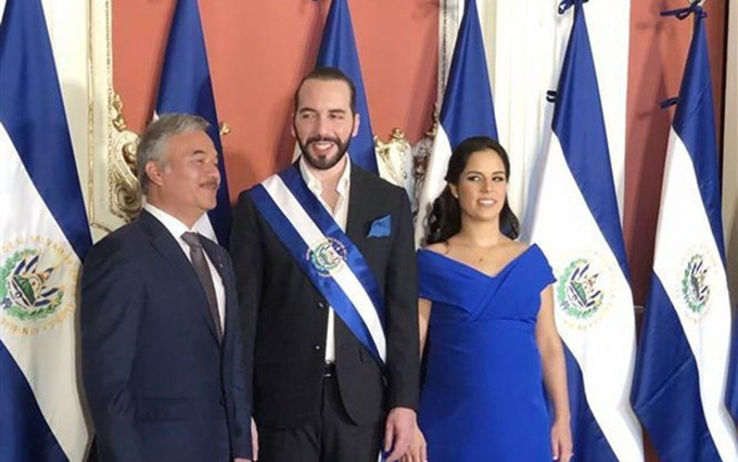 El embajador de Vietnam en México, concurrente en El Salvador, Nguyen Hoai Duong, felicita al nuevo presidente de El Salvador, Nayib Armando Bukele Ortez. (Fotografía: VNA)