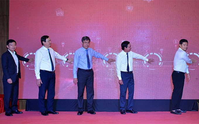Representantes de la Administración Nacional de Turismo de Vietnam y líderes del Comité Popular de la provincia de Binh Thuan presionan el botón para anunciar la plataforma de comercio y turismo de Binh Thuan.