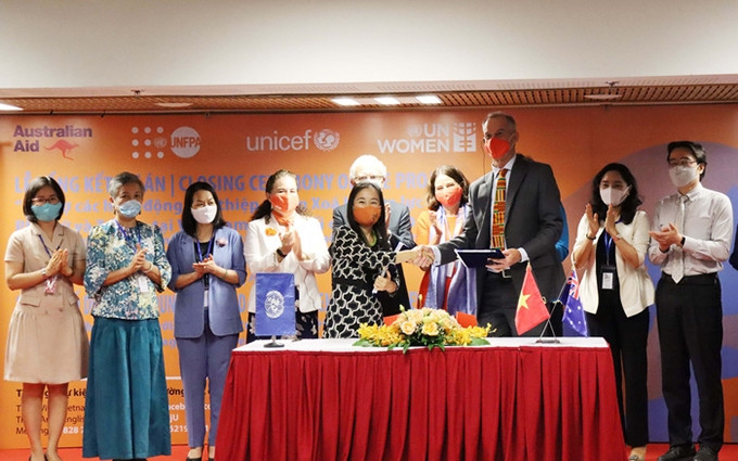 La firma del proyecto de eliminación de la violencia contra mujeres y niños en Vietnam en el período 2021-2025. (Fotografía: phunuvietnam.vn)