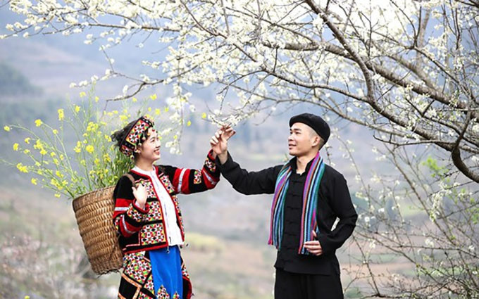 La ocasión también da a hombres y mujeres jóvenes la posibilidad de encontrarse para expresar sus sentimientos. (Fotografía: sggp.org.vn)