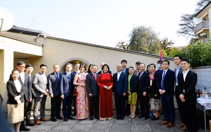 Representantes de la misión de Vietnam ante la ONU, la OMC y otros organismos internacionales y la delegación laosiana en Ginebra. (Fotografía: VNA)