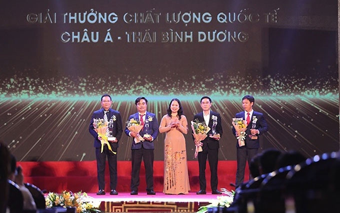 La vicepresidenta vietnamita, Vo Thi Anh Xuan, otorgó el Premio Internacional de Calidad de Asia-Pacífico de 2019 a cuatro empresas. (Fotografía: nhandan.com.vn)