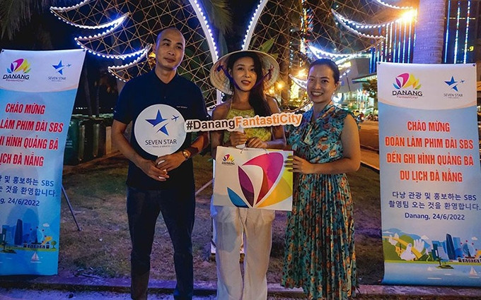 Equipo de filmación de la Televisión surcoreana SBS en Da Nang. (Fotografía: Nhan Dan) 