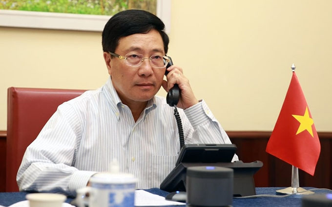 El viceprimer ministro y canciller de Vietnam, Pham Binh Minh intercambia con el titular de Relaciones Exteriores de Angola, Téte António.