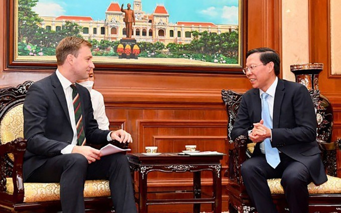 El presidente del Comité Popular de Ciudad Ho Chi Minh, Phan Van Mai, recibe a Ruslan Varankou, cónsul general de Bielorrusia. (Fotografía: VNA)