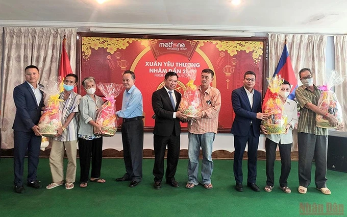 Metfone entrega regalos del Tet a familias pobres. (Foto: Nguyen Hiep)