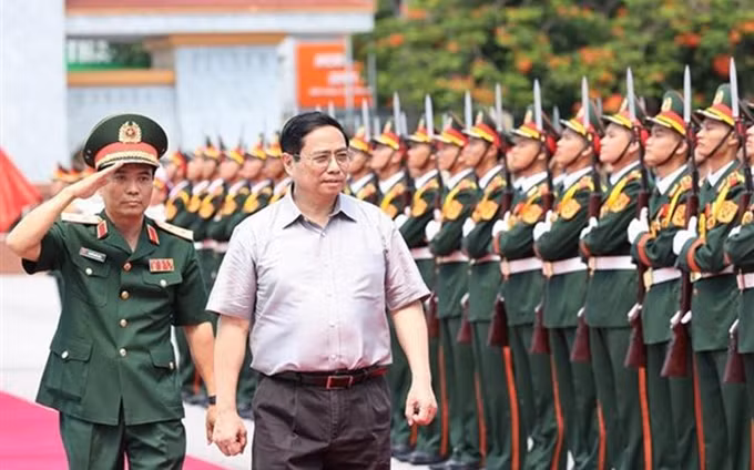 El primer ministro vietnamita, Pham Minh Chinh, realiza una visita en la Región Militar 4. (Fotografía: VNA)