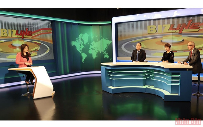 Mesa redonda sobre enseñanza en línea con la participación de AUF, el Ministerio de Educación y Formación de Vietnam y la Universidad Nacional de Vietnam.