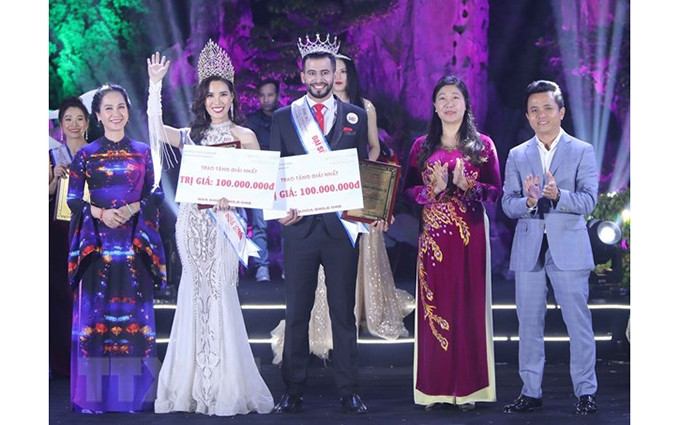 Doan Thi Minh Thu y Saleem Hammad, nuevos embajadores de paz de Hanói 2019. (Fotografía: VNA)