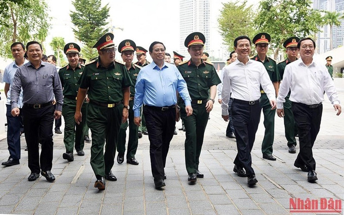 La delegación del primer ministro Pham Minh Chinh visita el grupo Viettel. (Fotografía: Nhan Dan)