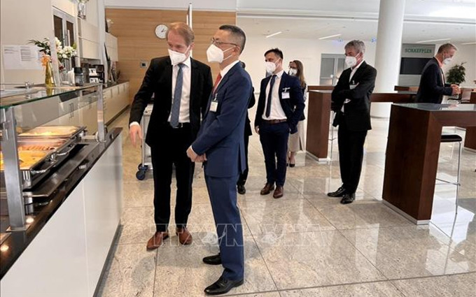  El embajador Vu Quang Minh (al frente) visita la sede del grupo Schaeffler (Foto: VNA)