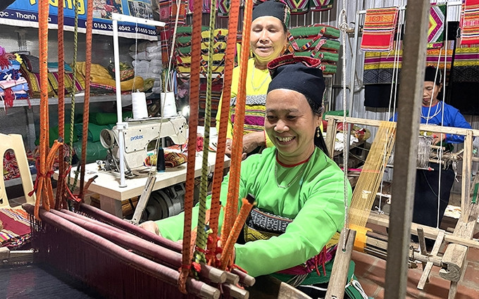 El oficio tradicional de tejido de brocado de la etnia minoritaria Muong, en la comuna de Cao Ngoc, distrito de Ngoc Lac, provincia de Thanh Hoa. (Fotografía: Quynh Tram)