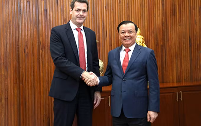 El ministro de Finanzas de Vietnam, Dinh Tien Dung recibe al nuevo director del BAD en la nación indochina, Andrew Jeffries. (Fotografía: thoibaotaichinhvietnam.vn)