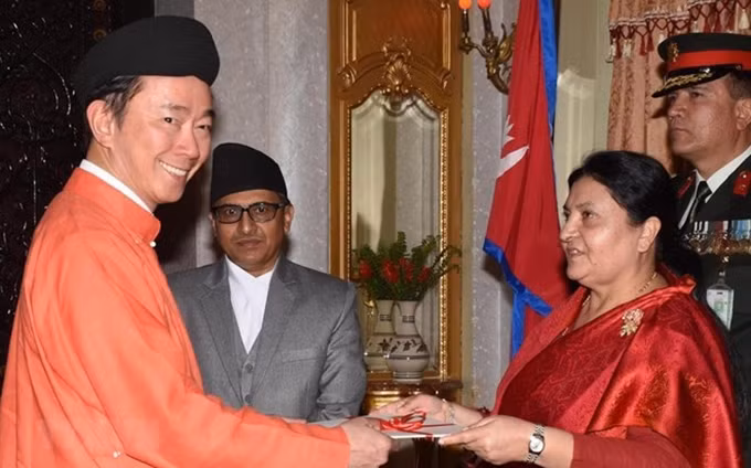 El embajador Pham Sanh Chau y la presidenta nepalesa, Devi Bhandari. (Fotografía: VNP)