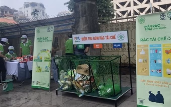 Un punto de cambio de basura en Hanói. (Fotografía: VNA)