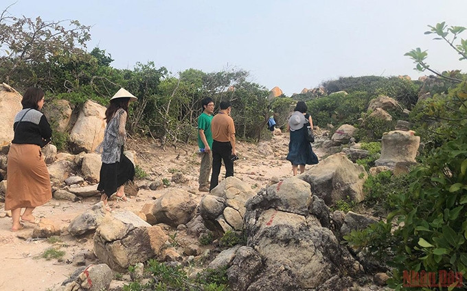 Turistas visitan el Parque Nacional de Nui Chua.