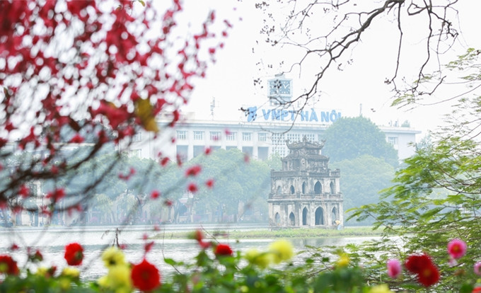 Los últimos días de este año lunar, el lago Hoan Kiem, conocido también como Ho Guom, se viste de un nuevo atuendo, “tejido” con una miríada de flores. (Fotografía: hanoitv.vn)