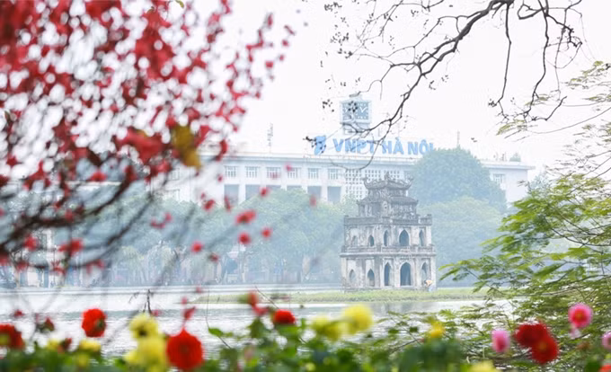 Los últimos días de este año lunar, el lago Hoan Kiem, conocido también como Ho Guom, se viste de un nuevo atuendo, “tejido” con una miríada de flores. (Fotografía: hanoitv.vn)
