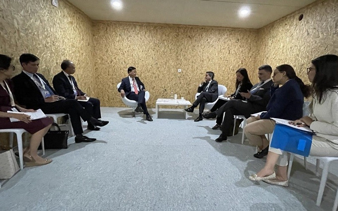Reunión entre el viceministro Pham Quang Hieu y el secretario de Estado Francisco André. (Fotografía: baoquocte.vn)