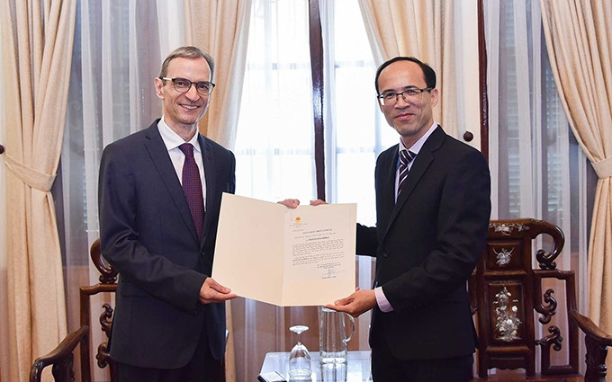 El director adjunto del Departamento de Asuntos Consulares de la Cancillería vietnamita, Pham Hoang Tung, y Werner Bardill, cónsul general de Suiza en Ciudad Ho Chi Minh. (Fotografía: baoquocte.vn)