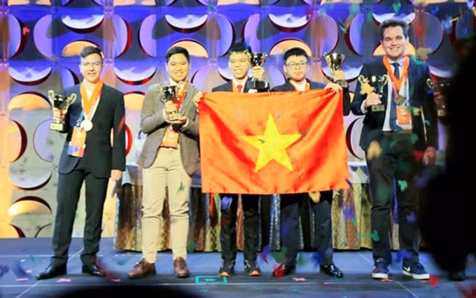 Estudiantes vietnamitas en el acto de entrega de premios. (Fotografía: Hanoimoi.com.vn)