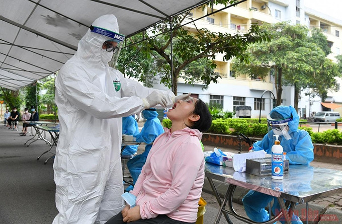 Personal de salud toma muestras de la prueba del Covid-19 para las personas en la comuna de Kim Chung.