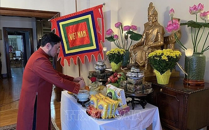 El embajador vietnamita en Canadá, Pham Cao Phong, ofrece incienso para rendir tributo a los reyes Hung. (Fotografía: VNA) 