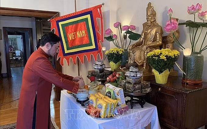 El embajador vietnamita en Canadá, Pham Cao Phong, ofrece incienso para rendir tributo a los reyes Hung. (Fotografía: VNA) 