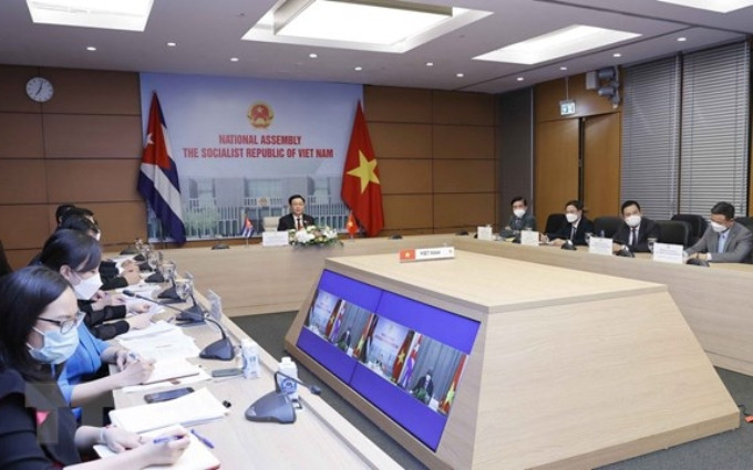 El presidente de la Asamblea Nacional de Vietnam, Vuong Dinh Hue, sostiene un encuentro en línea el presidente de la Asamblea Nacional del Poder Popular y del Consejo de Estado de Cuba, Esteban Lazo Hernández. (Foto: VNA)