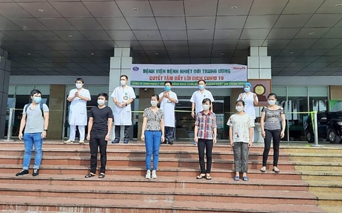 Pacientes reciben el alta médica por la tarde del día 8 de mayo. (Fotografía: nhandan.com.vn)