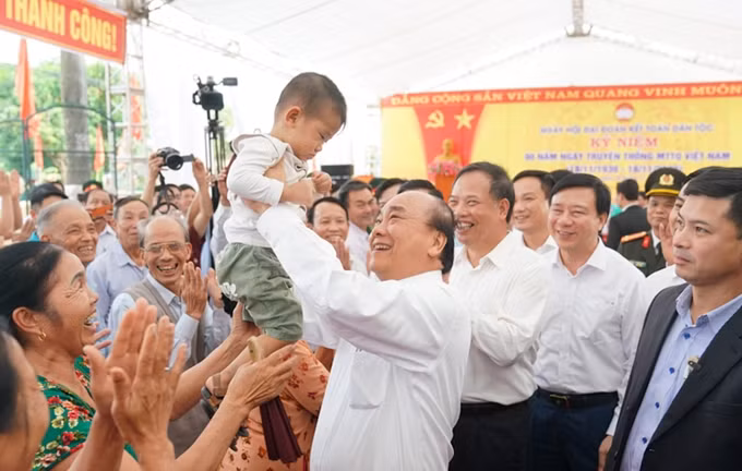 El primer ministro Nguyen Xuan Phuc y los residentes locales. (Fotografía: VGP)