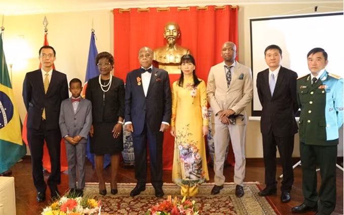 La embajadora vietnamita en Brasil, Pham Thi Kim Thoa, condecora con la Medalla de la Amistad al exembajador mozambiqueño en Vietnam, Gamiliel Sepulveda Joao Munguambe. (Fotografía: baoquocte.vn)