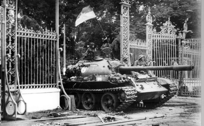 Un tanque de las tropas libertadoras derriba la puerta del Palacio de la Independencia a mediodía del 30 de abril de 1975. (Fotografía: Nhan Dan)