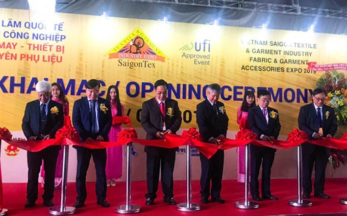 Los delegados cortan la cinta de apertura de la exposición (Fotografía: vinatex.com.vn)
