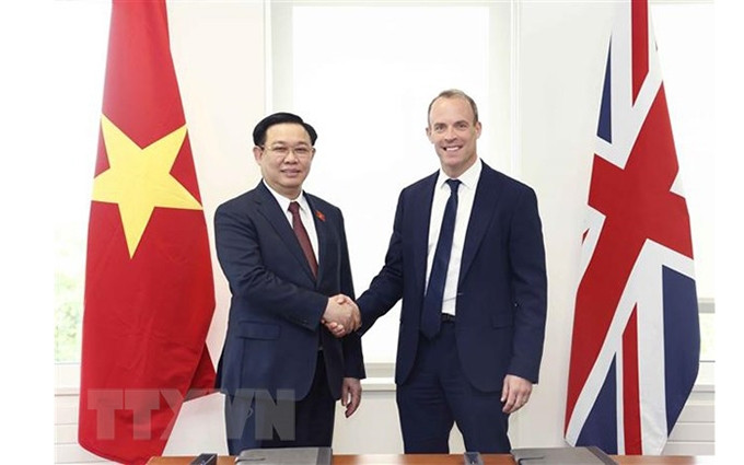 El presidente de la Asamblea Nacional de Vietnam, Vuong Dinh Hue (izquierda), se reúne con el viceprimer ministro y secretario de Justicia, Dominic Raab. (Fotografía: VNA) 