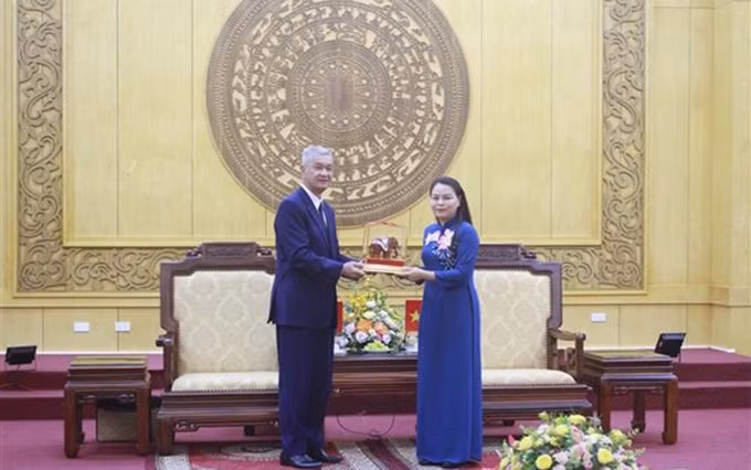 Nguyen Thi Thu Ha, secretaria del Comité partidista y jefa de la delegación de diputados en Ninh Binh, recibe a Anouphap Tounalom, secretario del Comité del Partido Popular Revolucionario de Laos y presidente del Comité Popular de Vientián. (Fotografía: VNA)