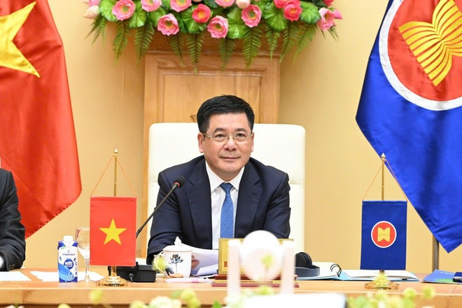 El ministro de Industria y Comercio, Nguyen Hong Dien, encabeza la delegación vietnamita en la sesión virtual sobre ATIGA. (Fotografía: VGP) El ministro de Industria y Comercio, Nguyen Hong Dien, encabeza la delegación vietnamita en la sesión virtual sobre ATIGA. (Fotografía: VGP)