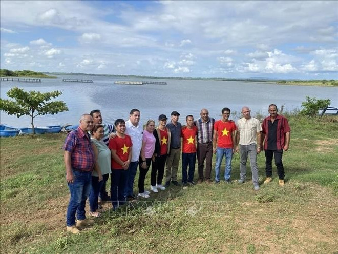 Grupo de expertos vietnamitas y cubanos en el acuario del distrito de Palacios, provincia de Pinar del Río. (Foto: VNA)