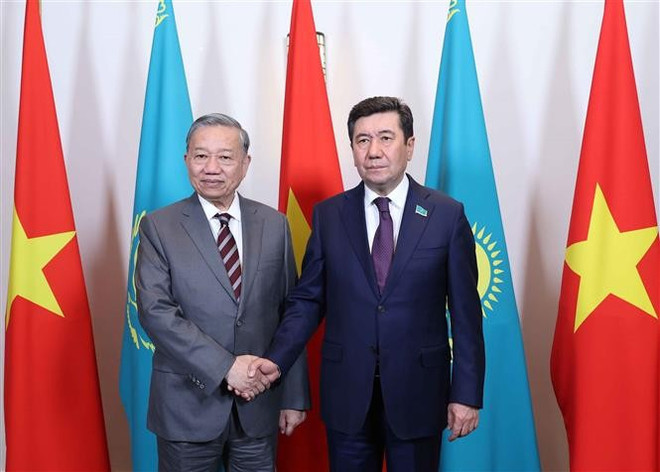 El secretario general del Partido Comunista de Vietnam, To Lam, y el presidente de la Cámara Baja de Kazajistán, Yerlan Koshanov. (Foto: VNA)