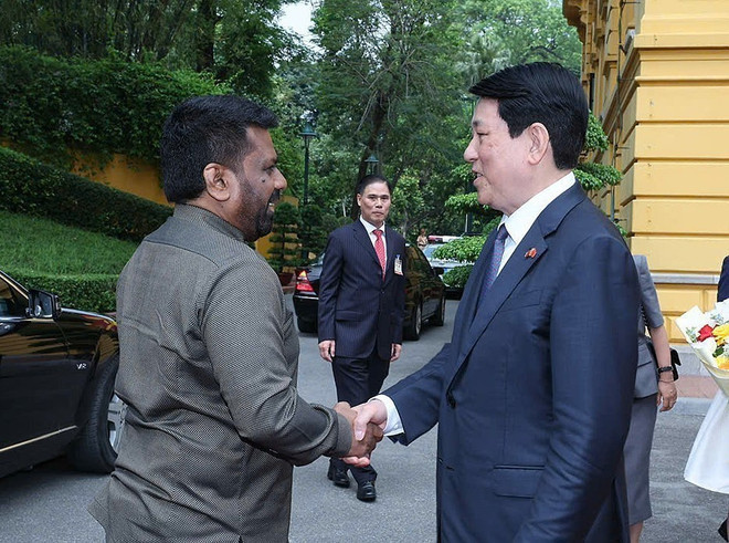El presidente de Vietnam, Luong Cuong, (a la derecha) recibe a su homólogo esrilanqués, Anura Kumara Dissanayaka. (Foto: VNA)