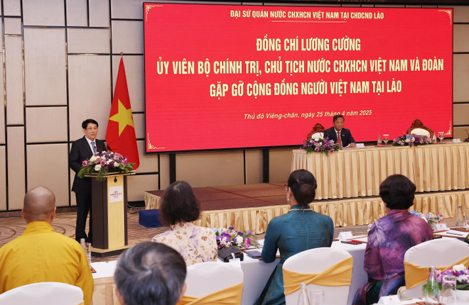 El presidente de Vietnam, Luong Cuong, en el encuentro con representantes de asociaciones, empresarios, intelectuales y la comunidad coterránea en Laos (Fuente: VNA) El presidente de Vietnam, Luong Cuong, en el encuentro con representantes de asociaciones, empresarios, intelectuales y la comunidad coterránea en Laos (Fuente: VNA)