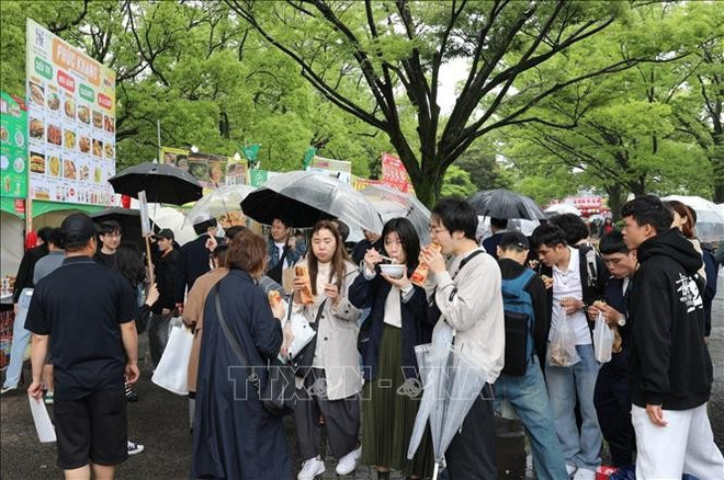 A pesar de las fuertes lluvias, el Festival atrae a numerosos visitantes para disfrutar de la gastronomía vietnamita. (Foto: VNA)