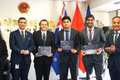 El embajador vietnamita en Wellington, Phan Minh Giang, entrega premios a los estudiantes con resultados destacados en la conferencia. (Fotografía: Cortesía de la embajada de Vietnam en Nueva Zelanda)