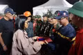 La presidenta interina de Venezuela, Delcy Rodríguez, saluda al equipo de rescatistas vietnamitas durante la ceremonia celebrada en el estado de La Guaira el 3 de julio de 2026.