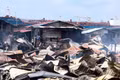El incendio ocurrió en una aldea costera del estado de Sabah, en Malasia, el 19 de abril de 2026. (Foto: Xinhua/VNA)