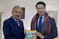 El encargado de negocios de Vietnam, Pham Binh Dam (derecha), y el viceprimer ministro timorense, Francisco Kalbuadi Lay. (Foto: Embajada de Vietnam en Timor Oriental)