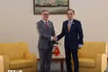 El ministro de Relaciones Exteriores de Vietnam, Le Hoai Trung (derecha), se reúne con el viceprimer ministro y canciller de Laos, Thongsavan Phomvihane. (Foto: VNA)